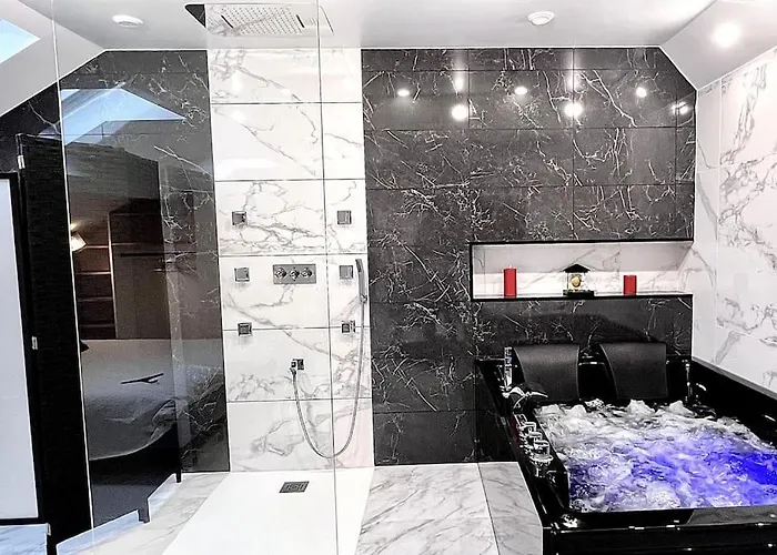 Loft Evasion Luxe Jacuzzi