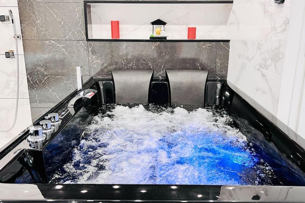 Loft Evasion Luxe Jacuzzi